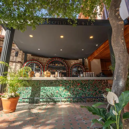 Belmondo Old Town מלון